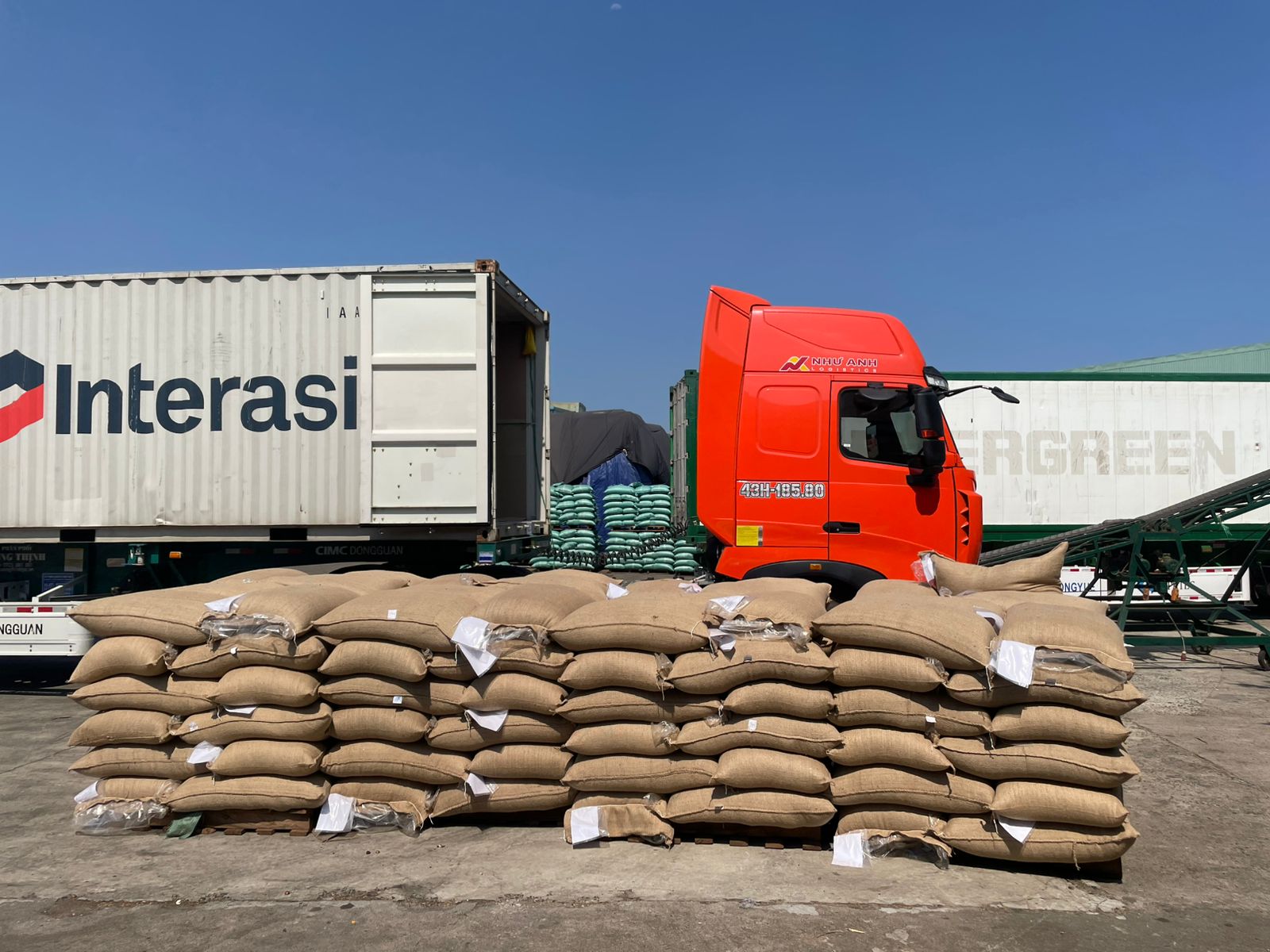 산지 직송을 위한 컨테이너 적재 준비